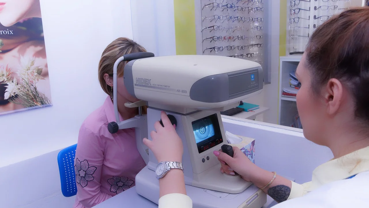 Documento médico com indicação de avaliação dos olhos e da visão.