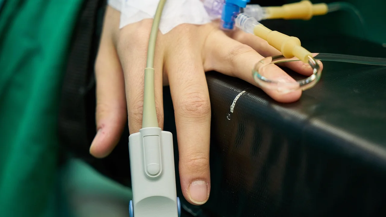 Paciente em repouso seguindo recomendações após cirurgia.