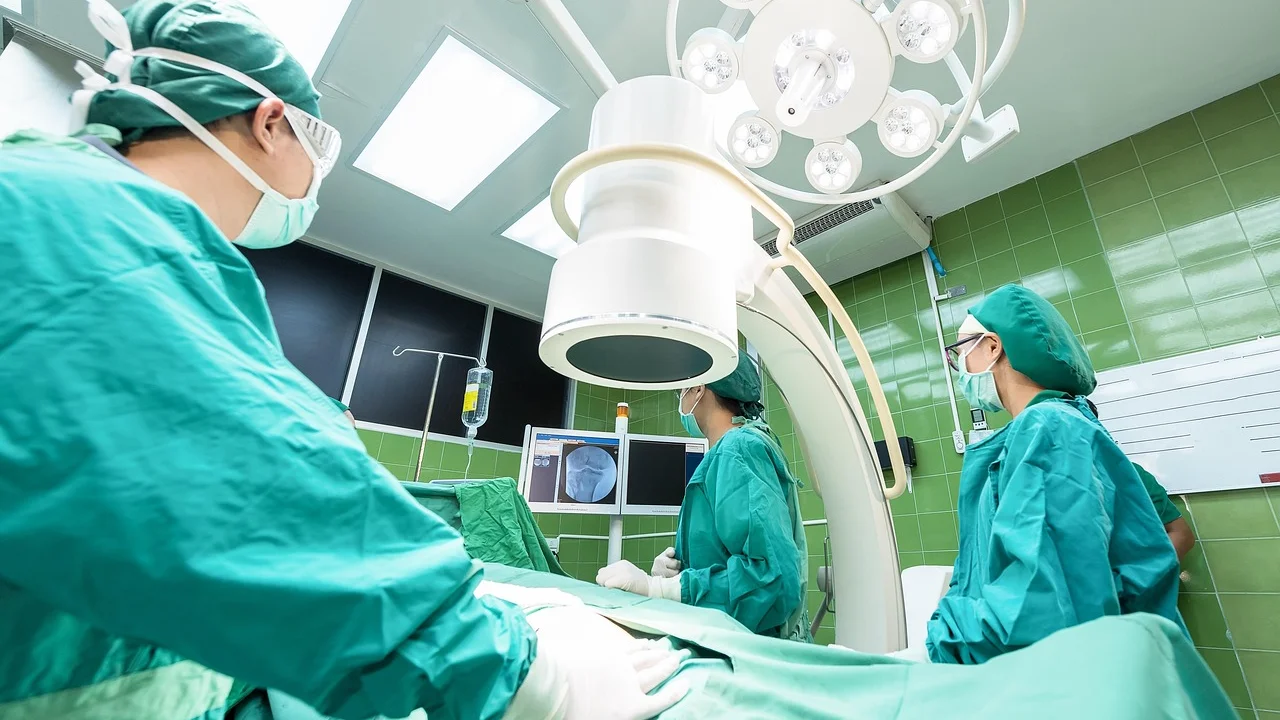 Profissional de saúde em ambiente hospitalar.