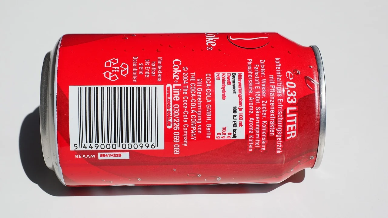 Copo de refrigerante e alimentos frescos em uma mesa equilibrada.