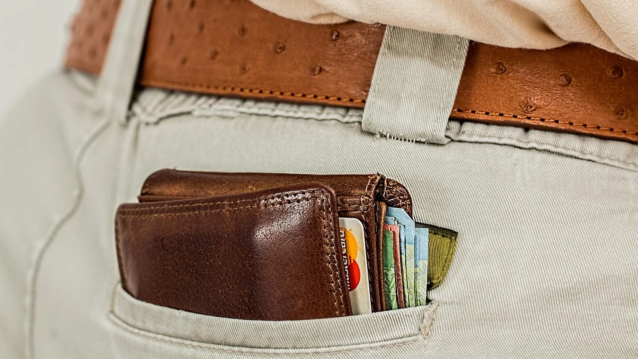 Pessoa consulta notificações de segurança no aplicativo bancário.