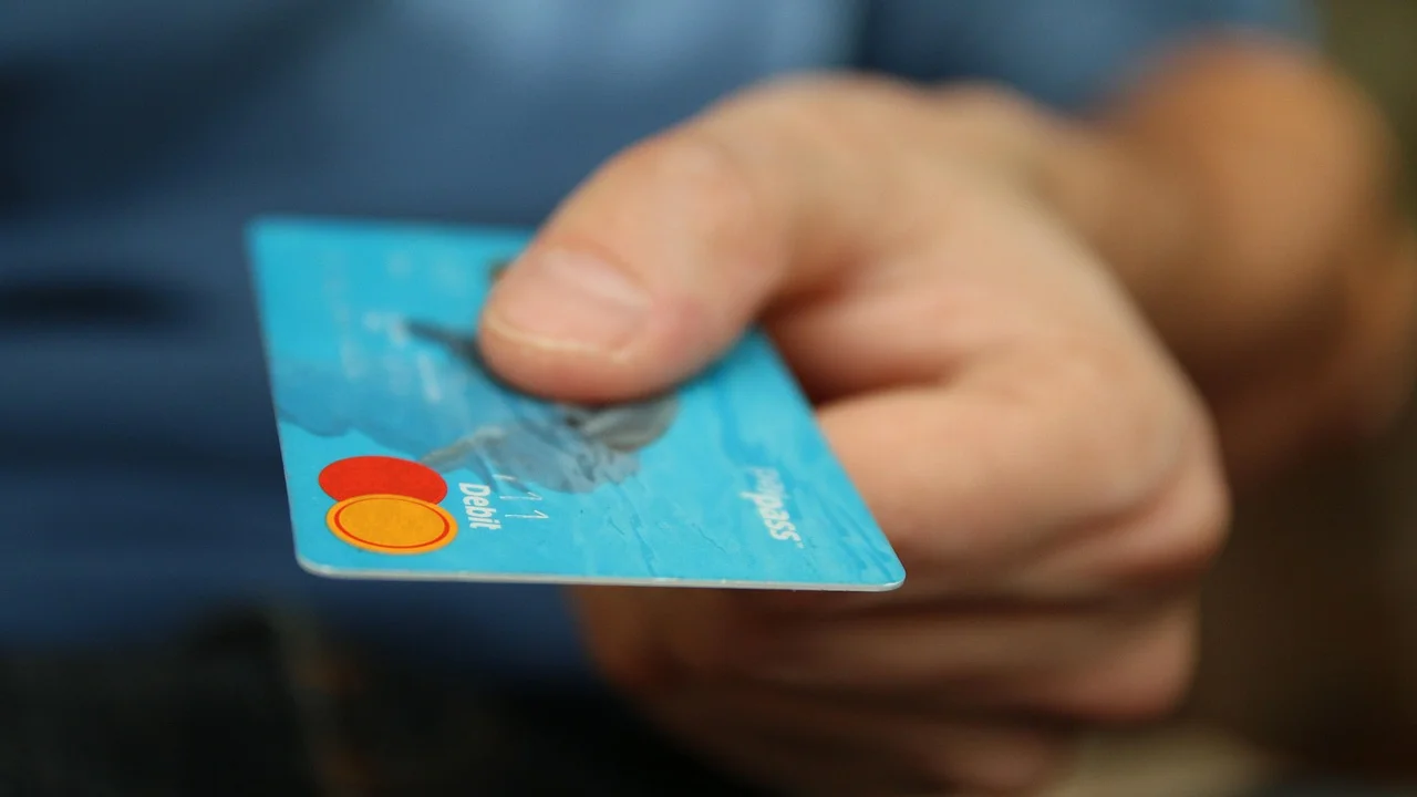 Cliente verifica o limite disponível do cartão pelo celular.