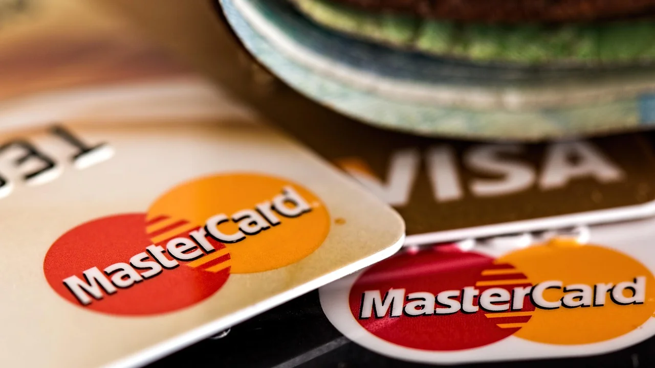 Atendimento bancário orienta cliente sobre compra recusada.