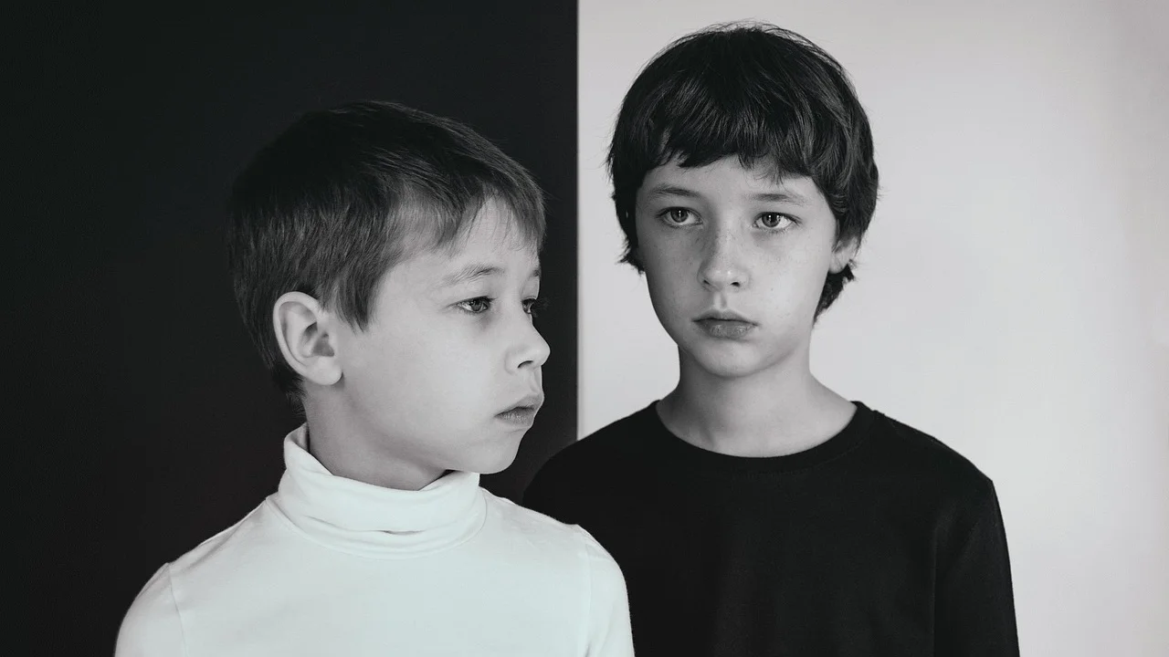 Adolescentes conversando em um ambiente escolar