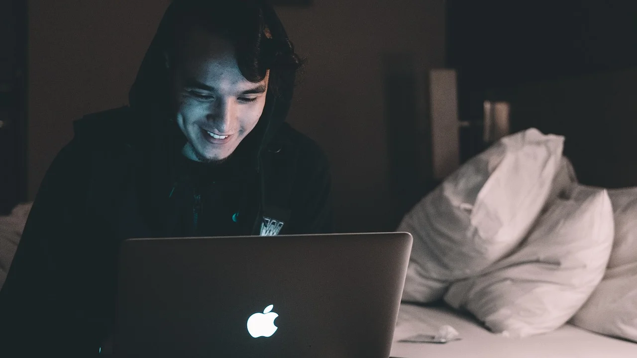 Computador com conversa aberta em um aplicativo de mensagens