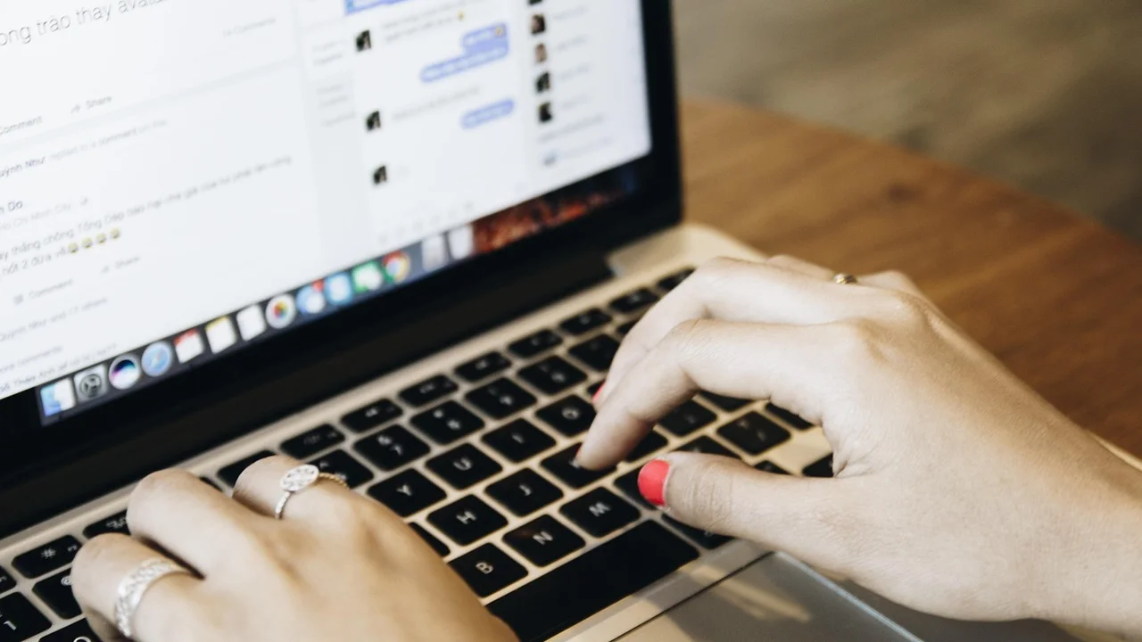 Pessoa verificando dispositivos vinculados em uma conta