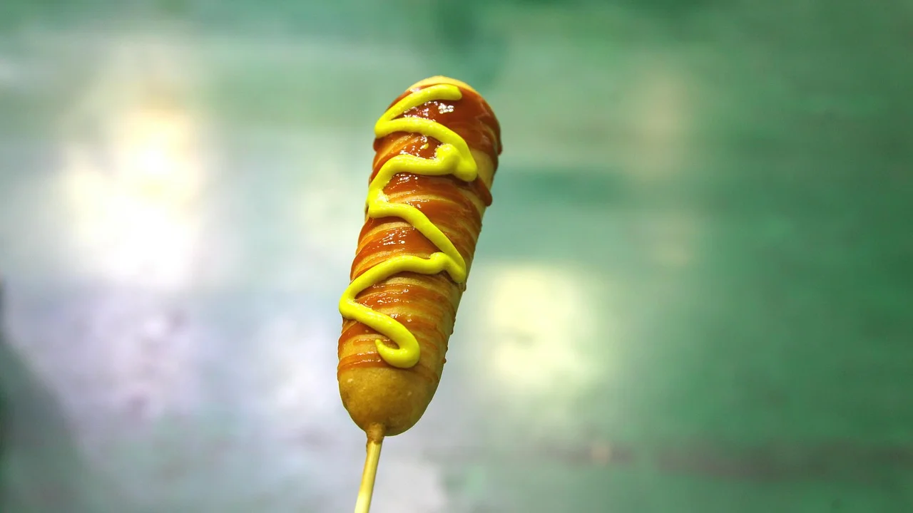 Cachorros-quentes preparados para servir em uma festa