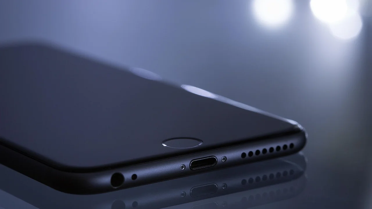 iPhone sobre uma base de carregamento sem fio