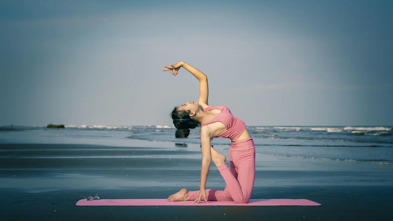 Pessoa iniciando uma prática de yoga em ambiente tranquilo.