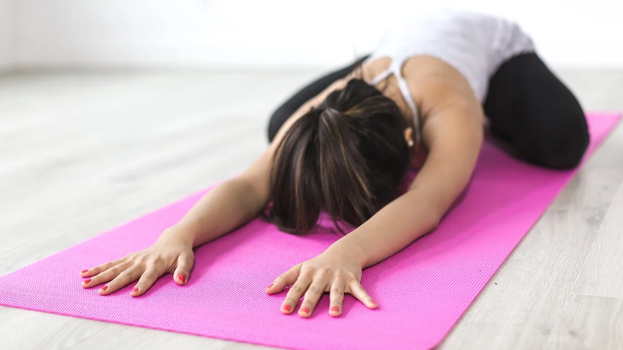 Tapete de yoga preparado em um espaço seguro e arejado.