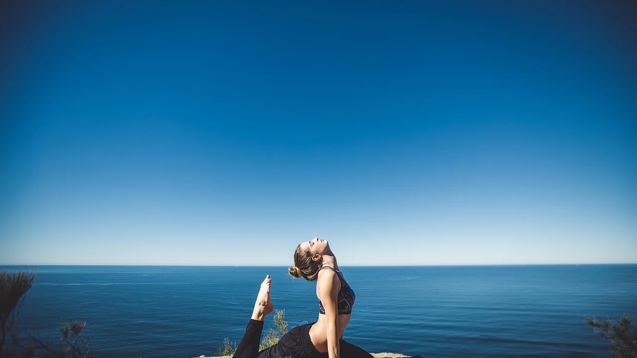 Momento de relaxamento ao final de uma aula de yoga.