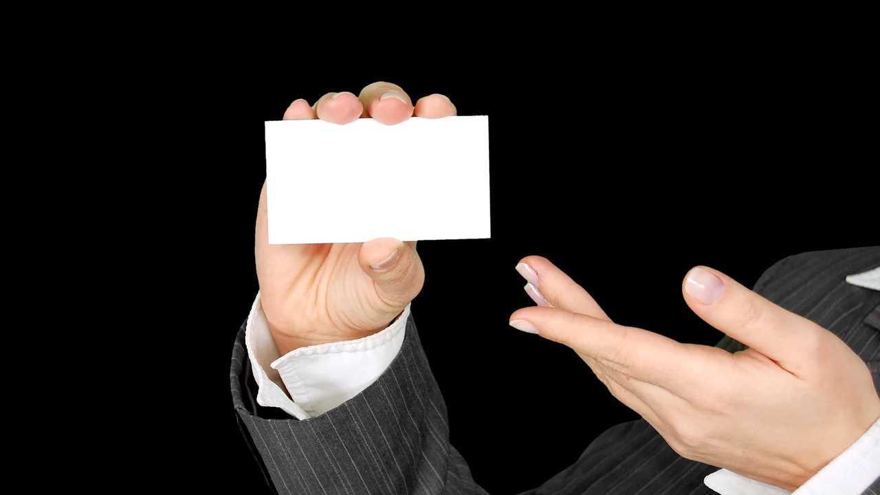 Cidadão organizando documentos pessoais com segurança