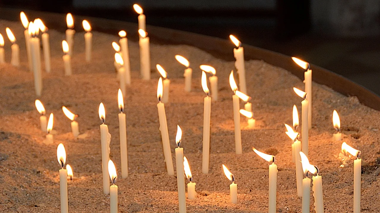 Velas acesas em um momento de homenagem e lembrança.