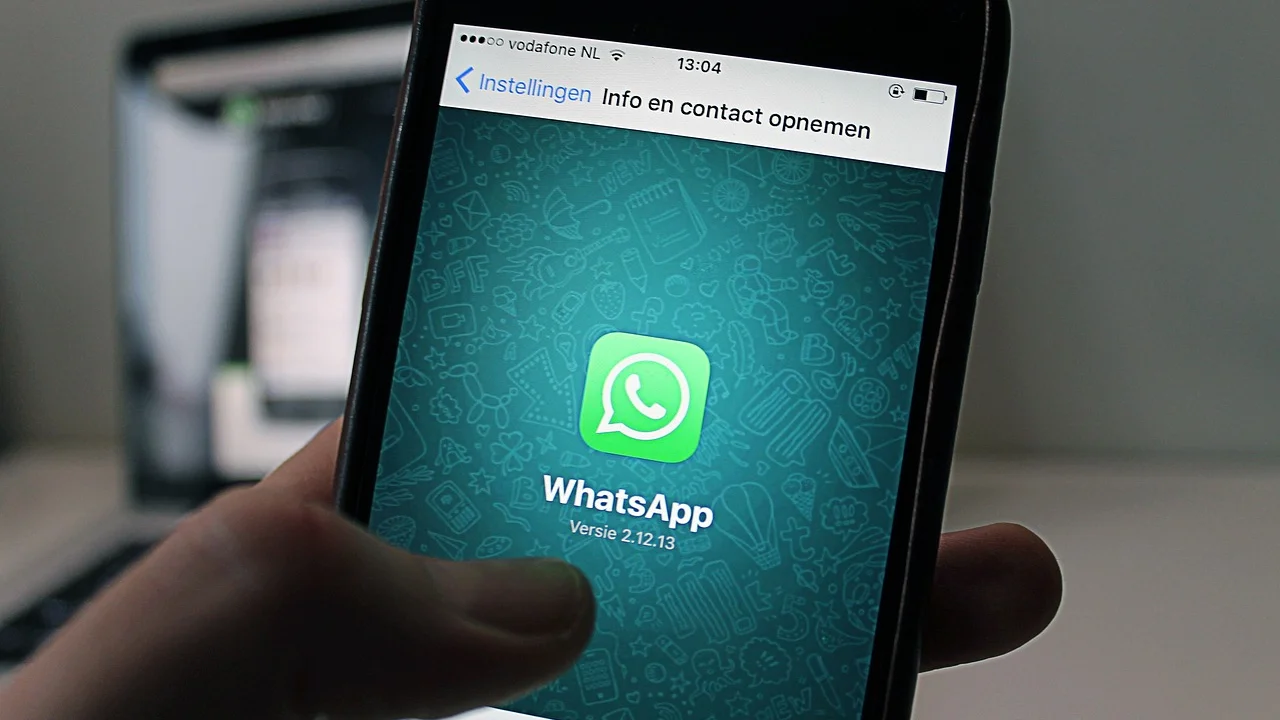 Celular exibindo ferramentas comerciais de atendimento