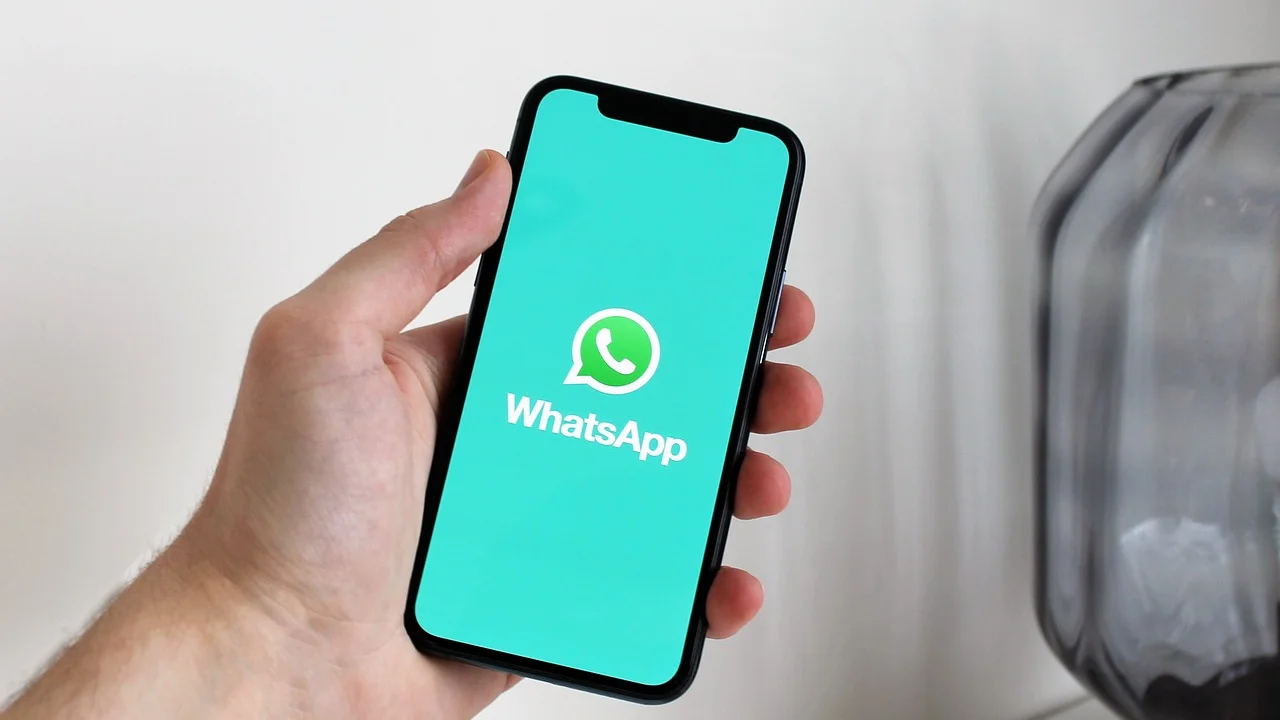 Profissional organizando mensagens rápidas em um smartphone