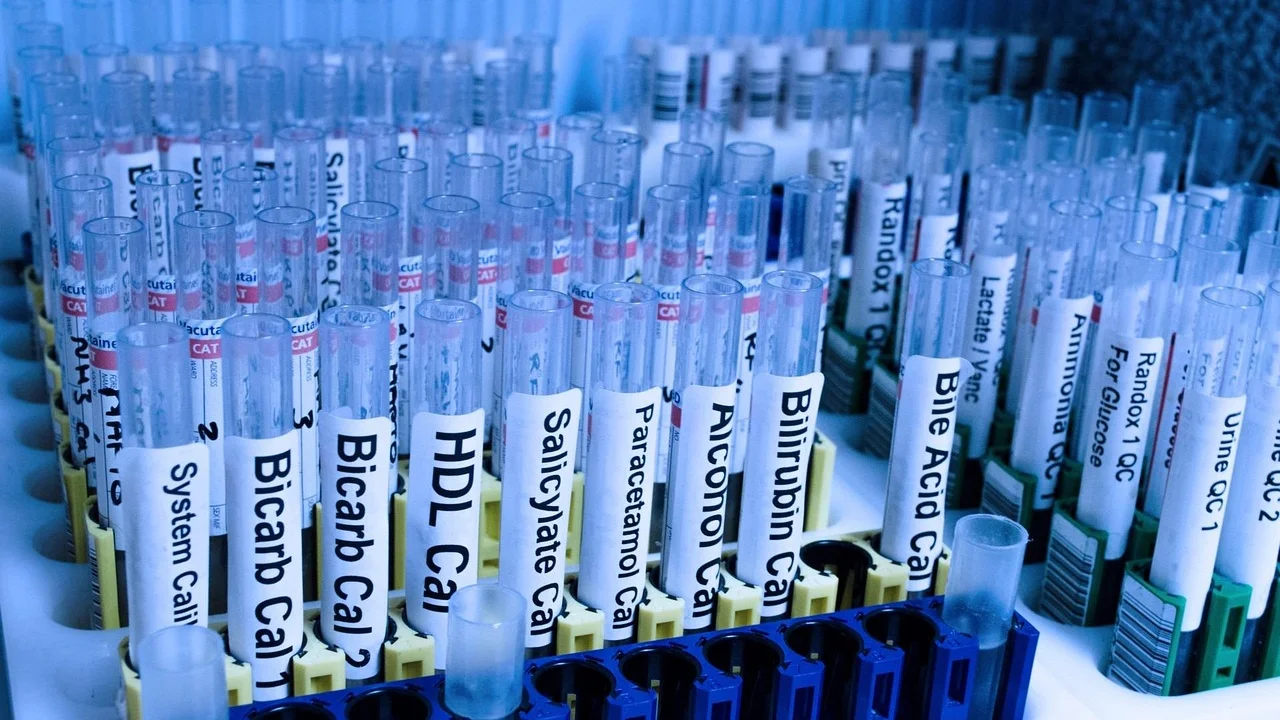 Profissional analisa amostras em laboratório clínico