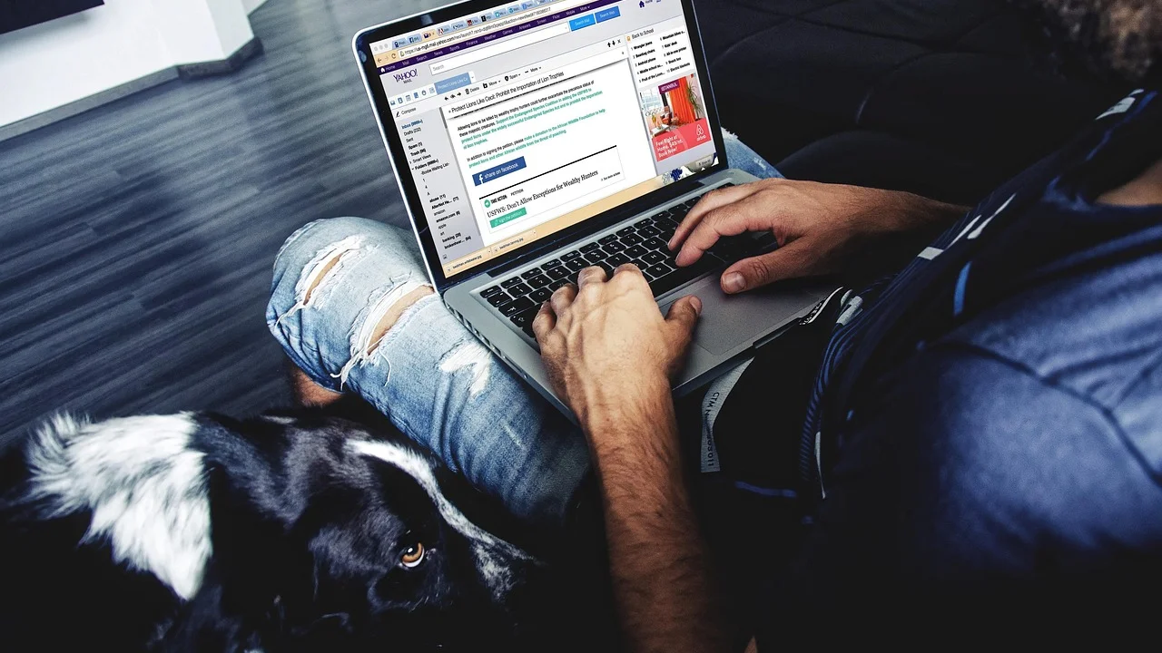 Equipe analisando informações corrigidas em uma reunião.