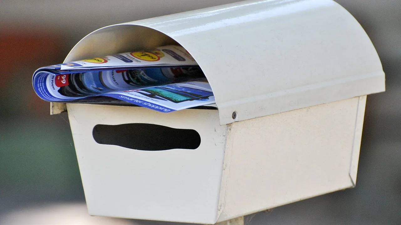 Etiqueta postal com CEP, cidade e sigla do estado