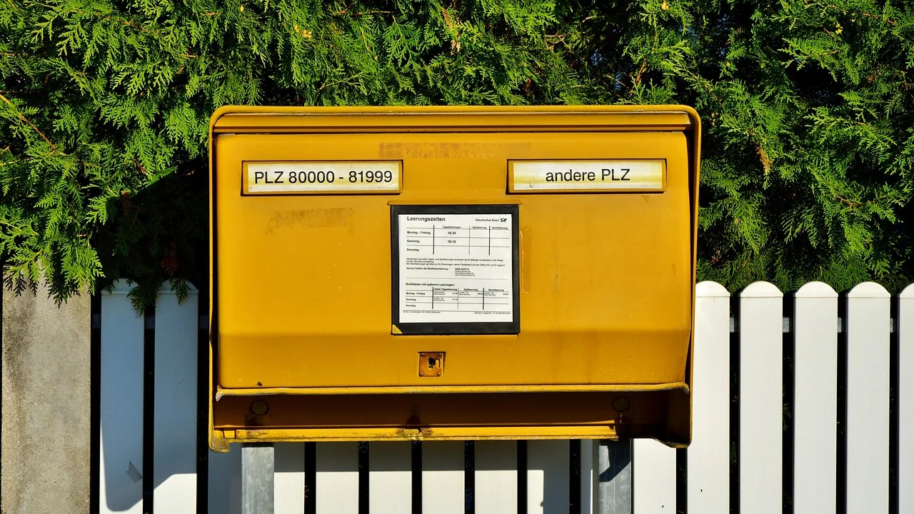 Detalhe de placa de rua usada para identificar logradouro