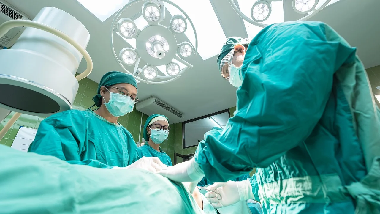 Documento de identificação e laudo médico organizados para solicitação