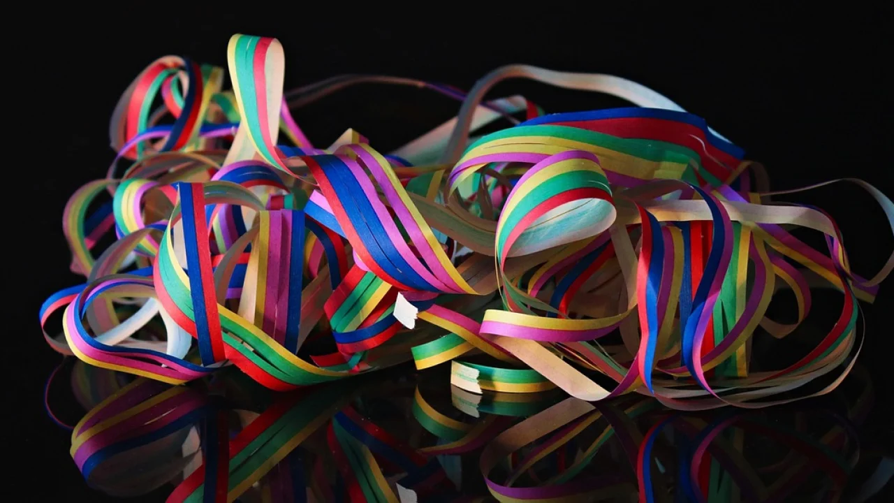Crianças participando de uma atividade criativa com materiais coloridos.