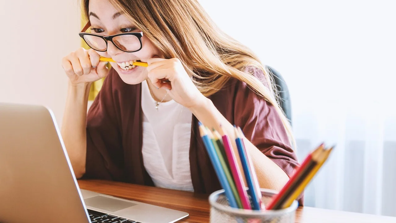 Estudante organizando a capa de um trabalho no notebook