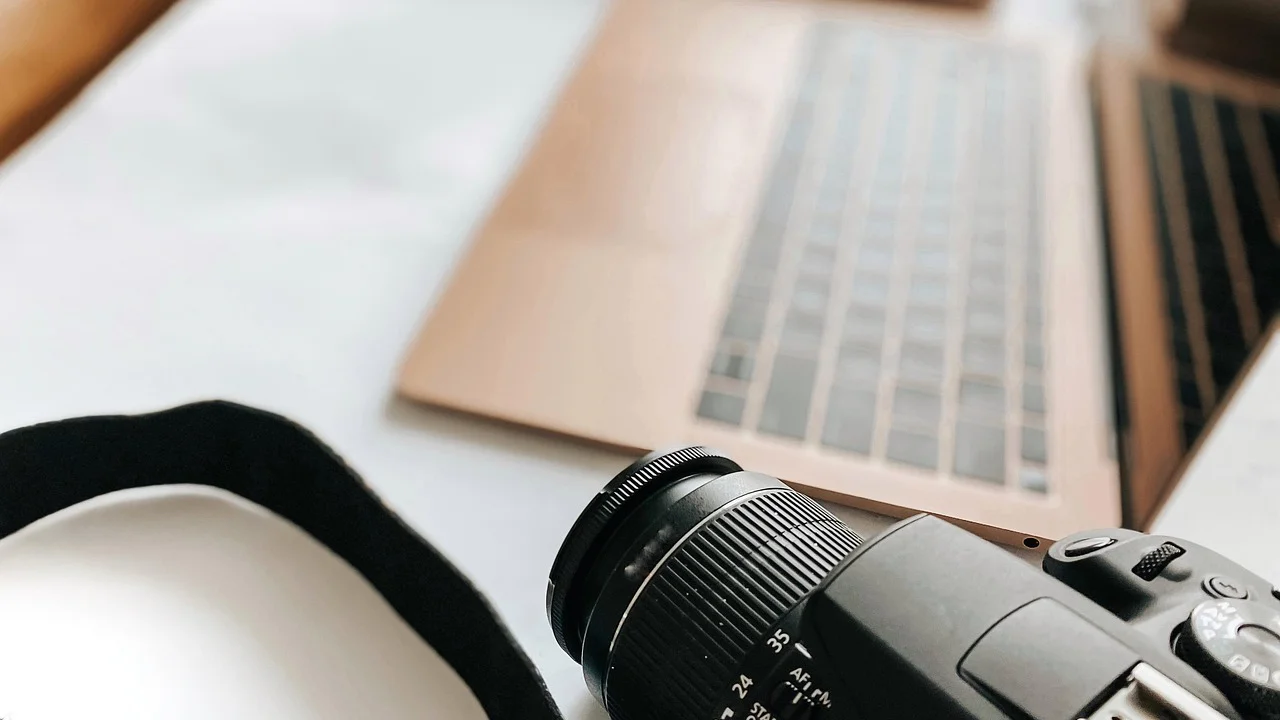 Tela de computador com projeto de carrossel em edição no Canva.