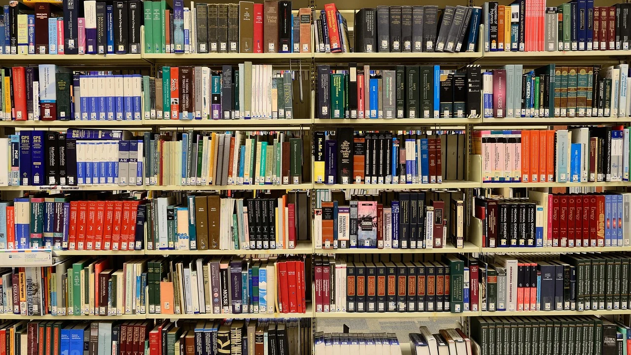 Detalhe de texto acadêmico com anotações e marcações