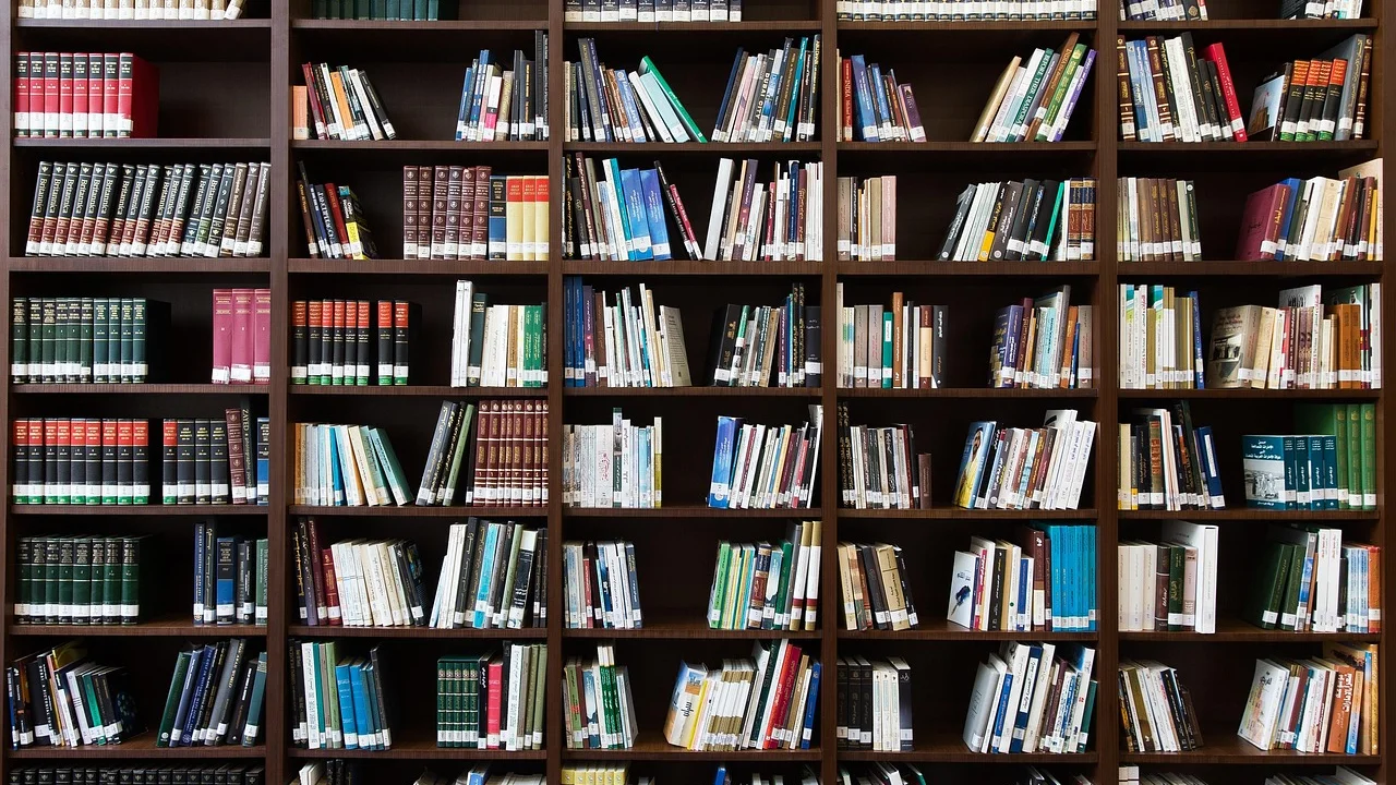 Biblioteca com obras utilizadas como fontes de pesquisa