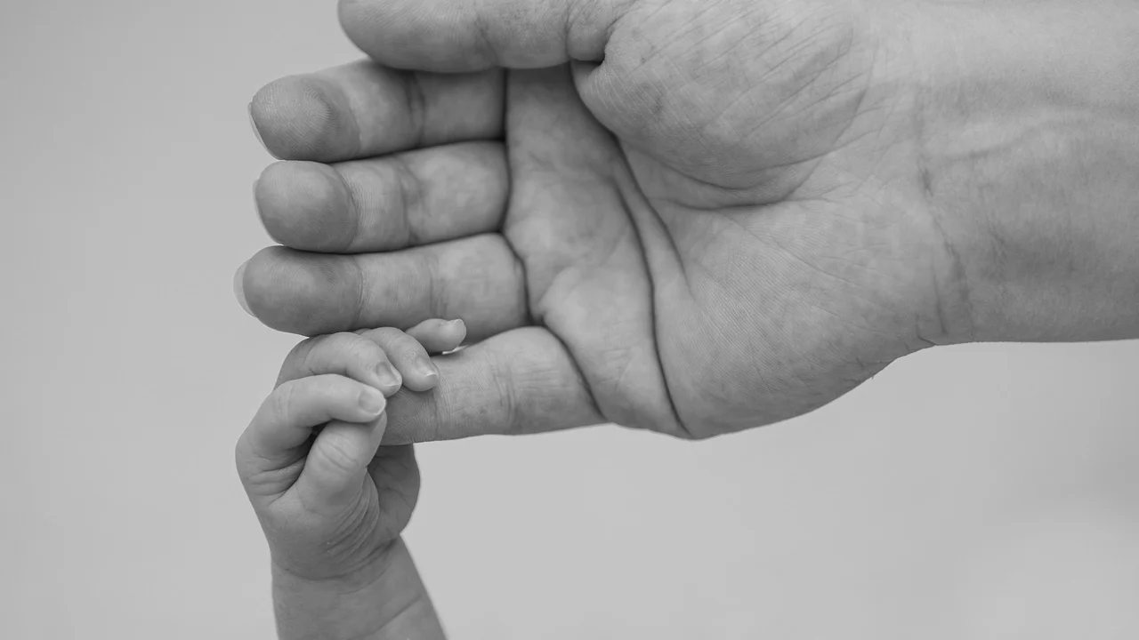 Profissional orienta família sobre direitos de crianças