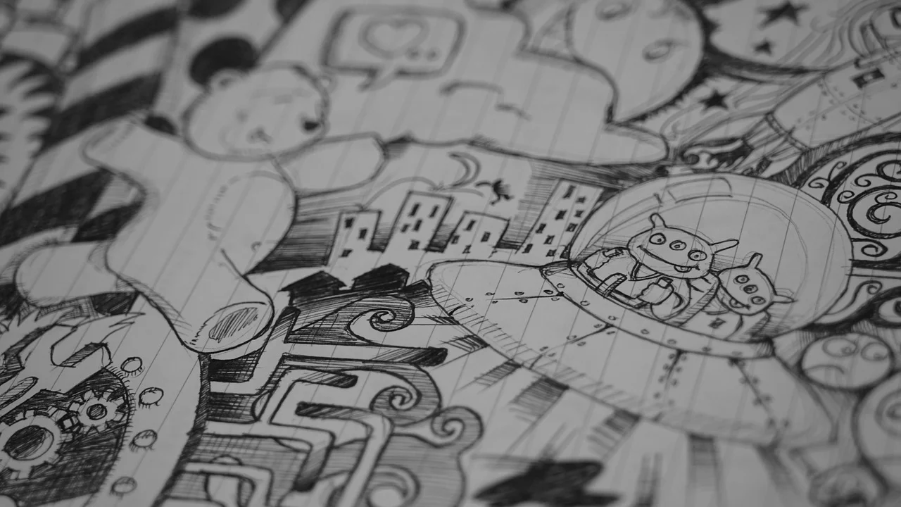 Pessoa desenhando personagens e balões de fala no papel