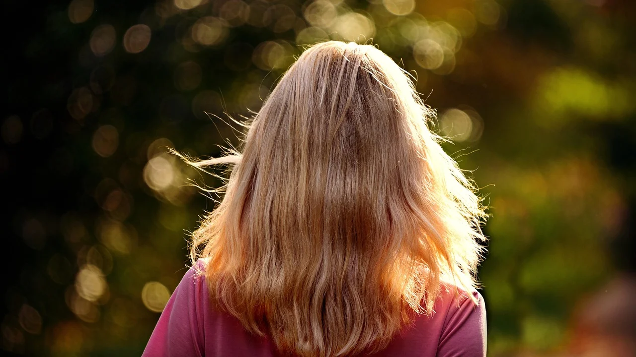 Divisão do cabelo em seções facilita uma aplicação mais organizada.
