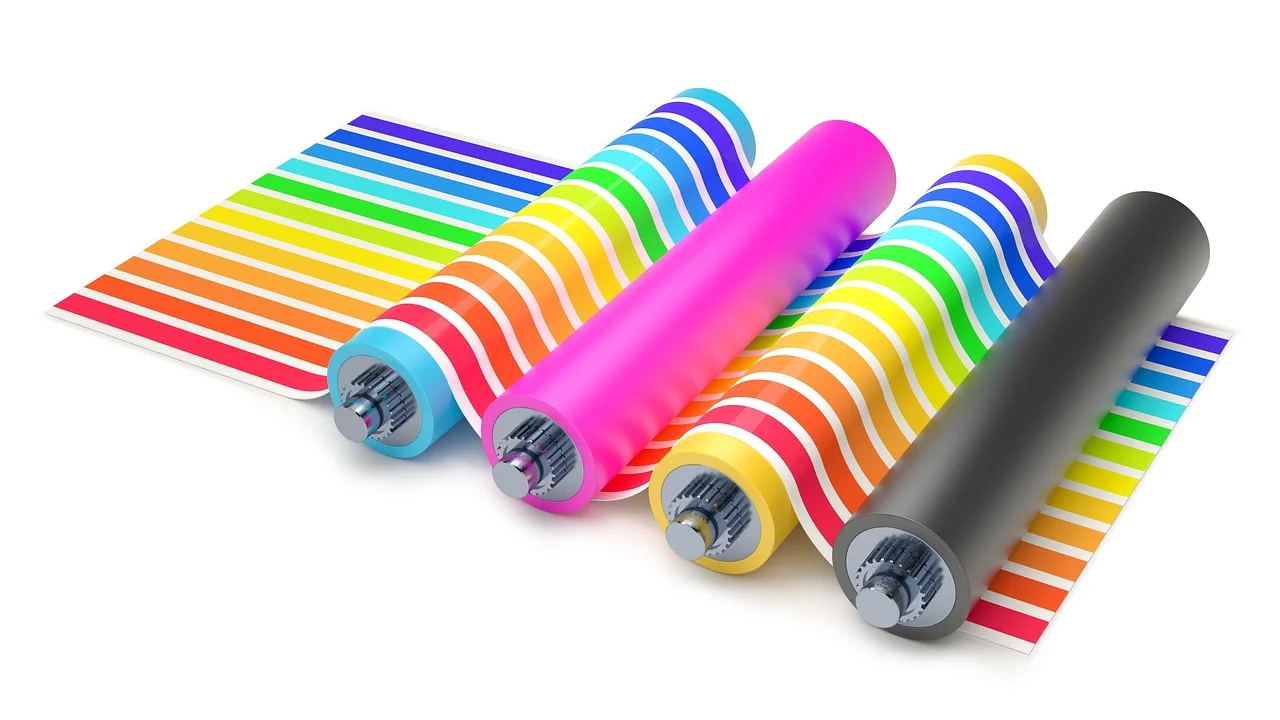 Tanques de tinta visíveis em impressora doméstica.