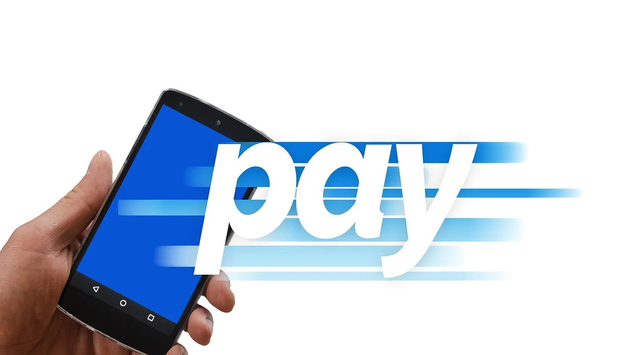 Pessoa usando aplicativo bancário no celular para gerar um boleto