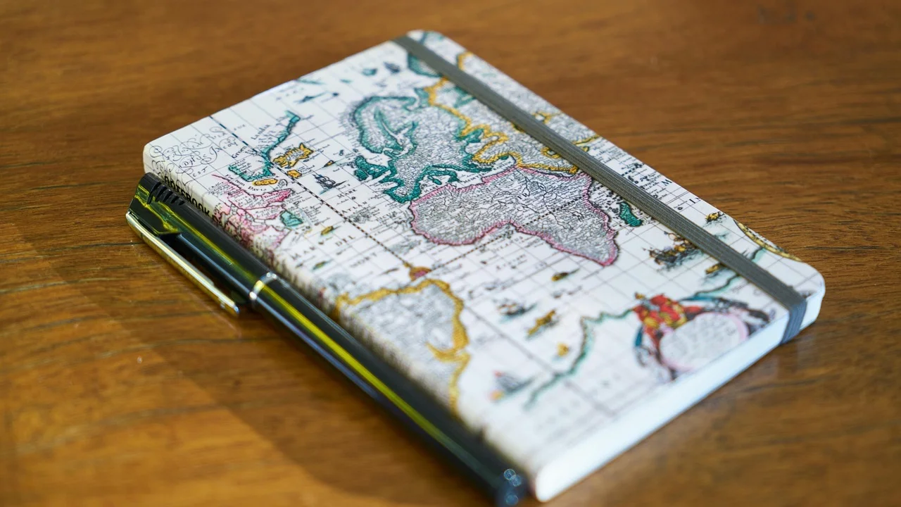 Detalhe de caderno com tópicos e citações registradas.