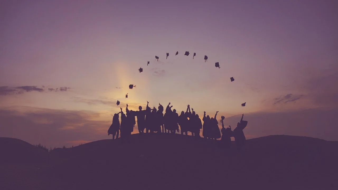 Estudante organiza documentos para inscrição no mestrado.