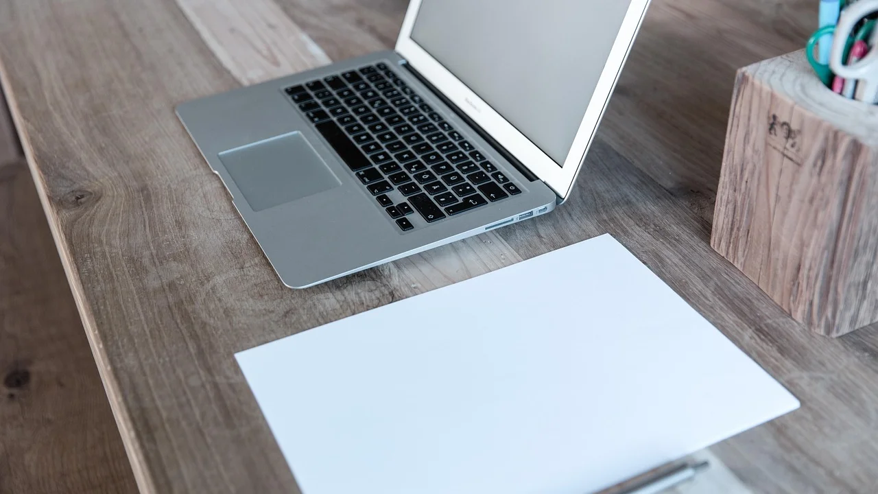 Tabela sem bordas usada para organizar logo e informações