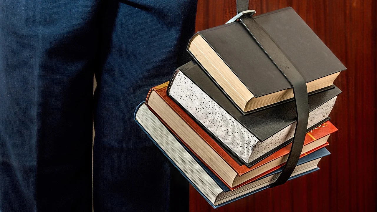 Leitura crítica de artigos científicos em ambiente de estudo.
