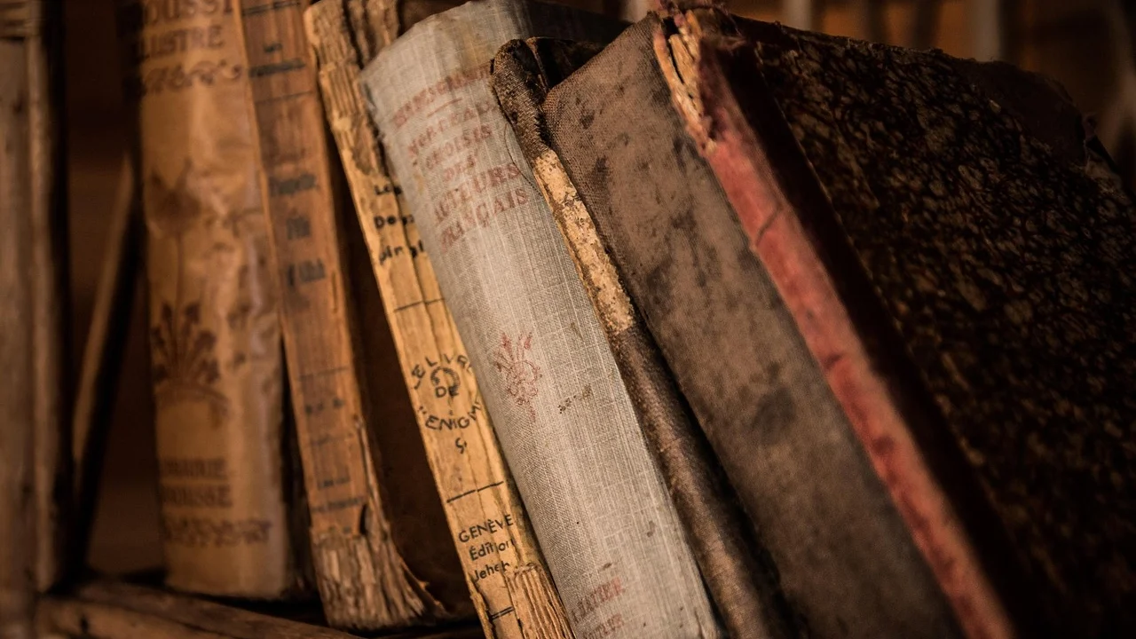 Estudante consulta livros e artigos para definir o recorte da pesquisa.