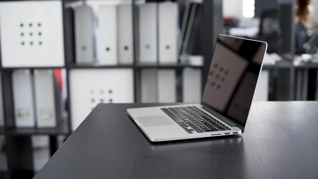 Roteador Wi-Fi próximo à área de trabalho