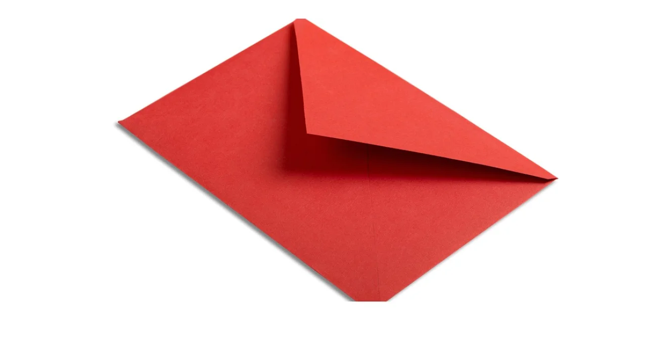 Envelope e bloco de notas sobre uma mesa organizada.