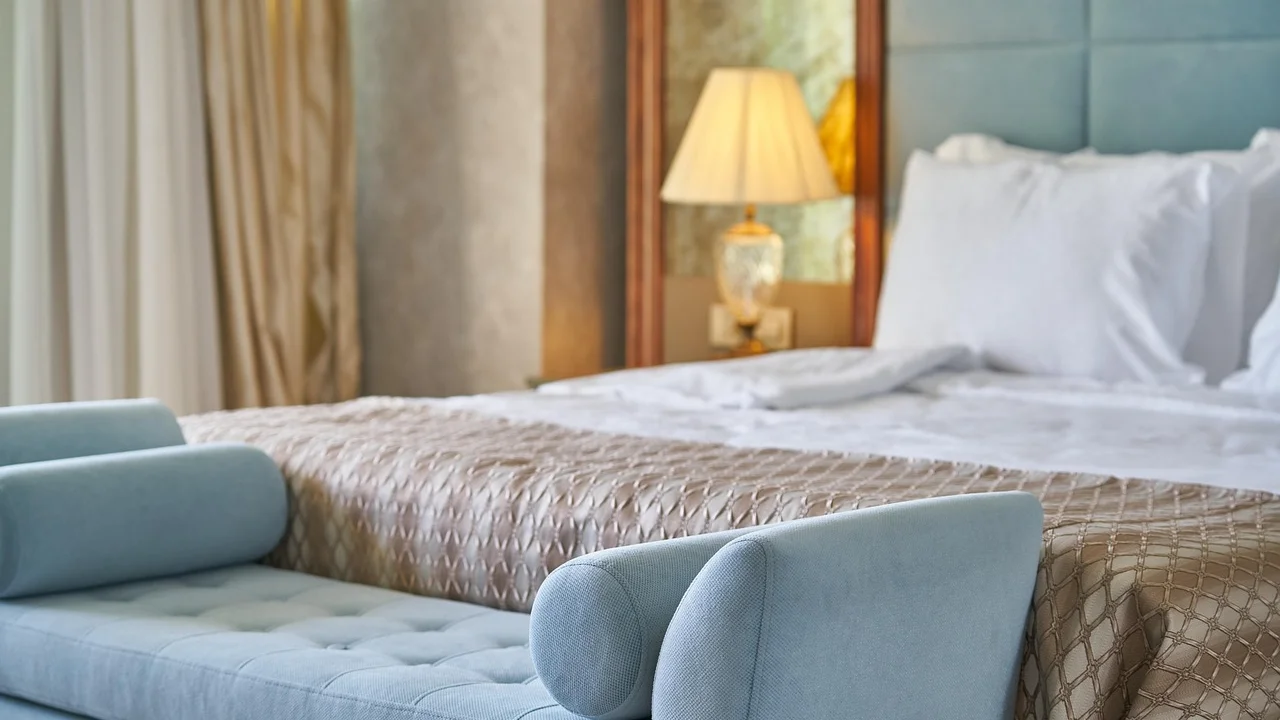 Recepção de hotel com máquina de cartão para pagamento.