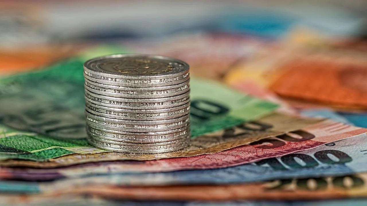 Pessoa compara tarifas e políticas antes de reservar.