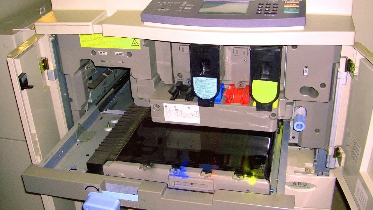 Impressora Epson L3150 em uma mesa de trabalho organizada.