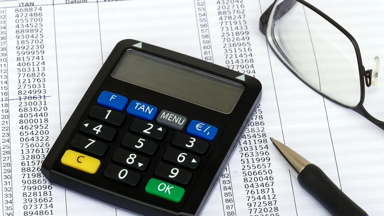 Cliente verificando dados financeiros em aplicativo bancário