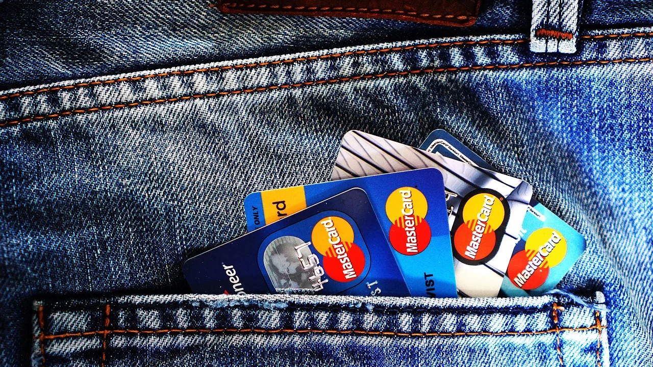 Cartão bancário com dados de agência e conta em destaque.