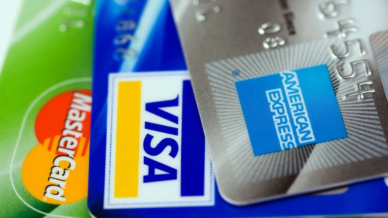 Atendimento bancário para esclarecer dúvidas sobre conta Caixa.