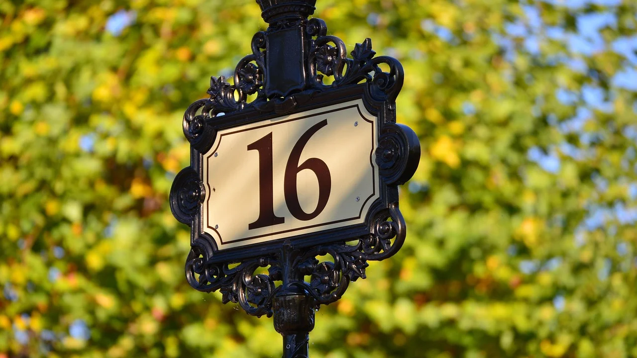 Placa de rua ajuda a identificar o logradouro oficial
