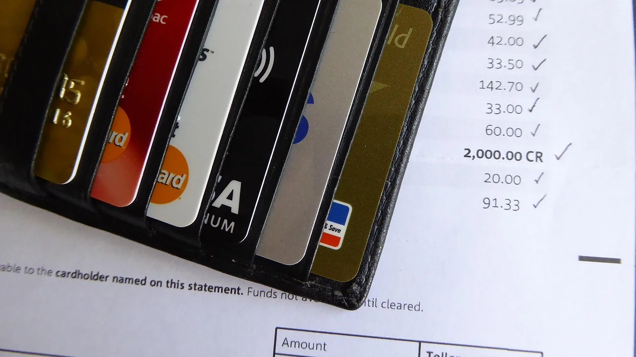 Cliente consulta informações de crédito no aplicativo bancário.