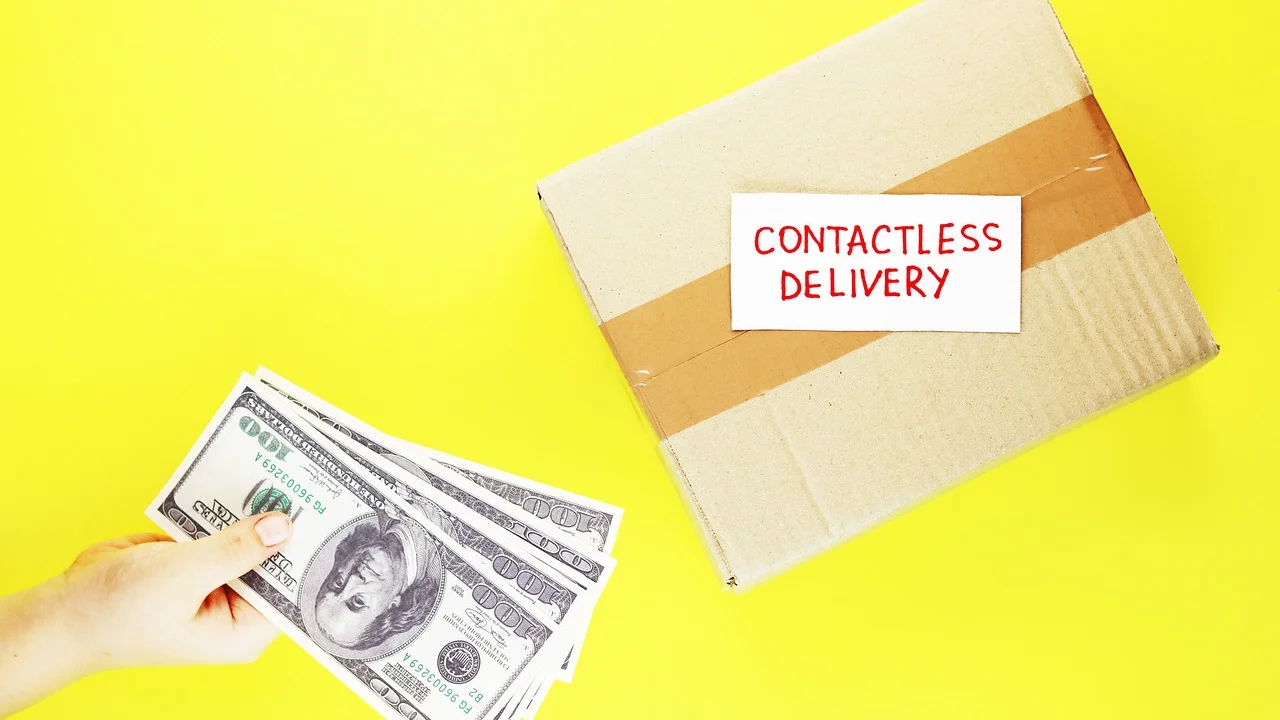 Caixa de encomenda com etiqueta de envio